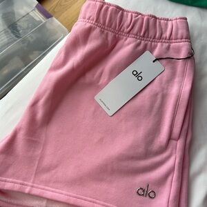 NWT - ALO YOGA ACCOLADE SHORT in SWEET PINK - SIZE LARGE